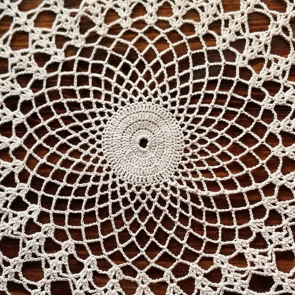 Vintage Style New Hand Crafted Cluster Pineapple Doily, Natural, 25 1/2" - Picture 3 of 4